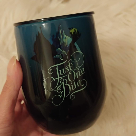 🍏FIRM! NWT DISNEY PARKS X CORKCICLE EVIL QUEEN JUST ONE BITE TUMBLER - Picture 2 of 7